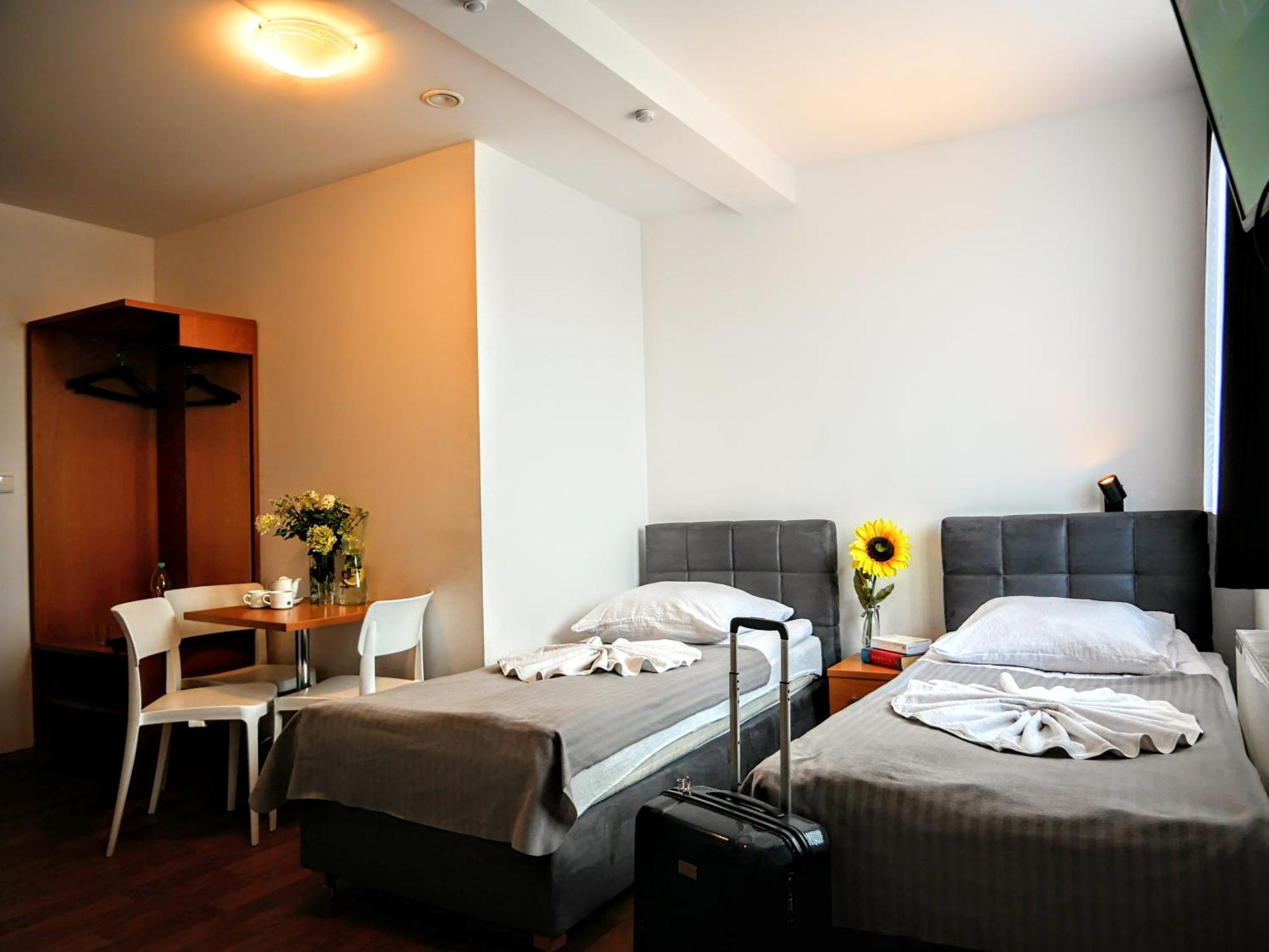 Hostel Evotel Zielonka  Bagian luar foto